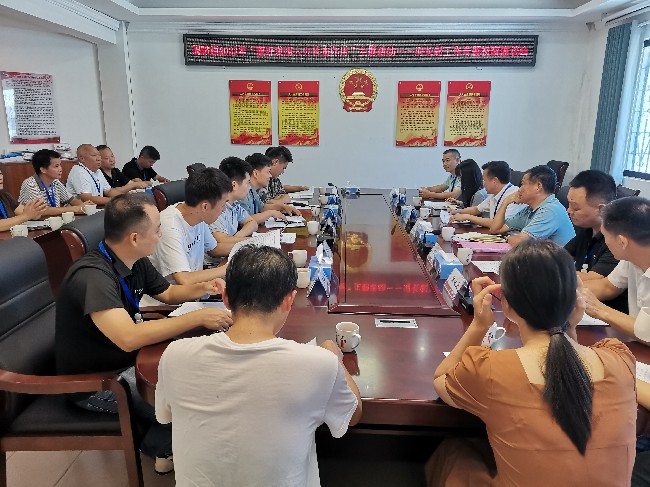 人大代表参加河长制工作专题视察座谈会.jpg