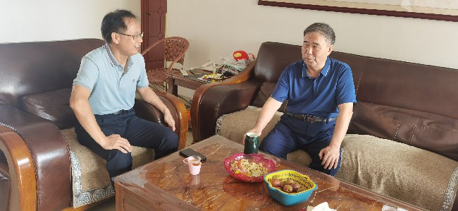 县人大办开展“八一”慰问送温暖活动.jpg
