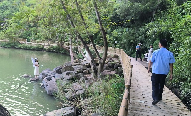 坝仔镇开展防溺水河道巡查工作.jpg