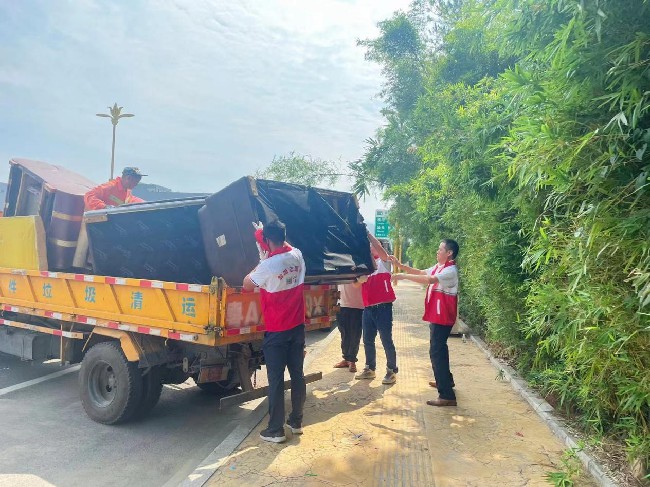 23网格：清理垃圾 整治环境 网格在行动.jpg