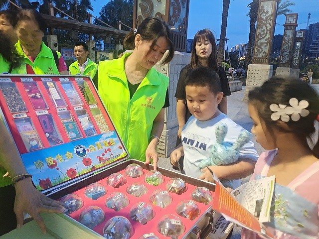 翁源县开展禁毒宣传进广场活动.jpg