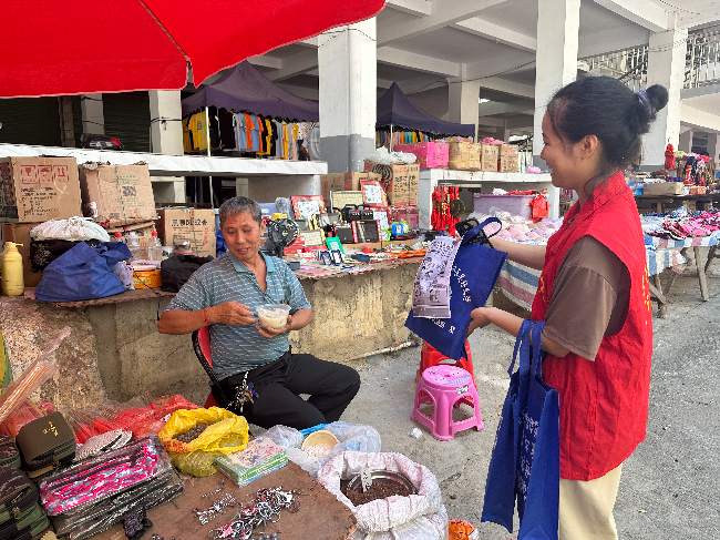 官渡镇开展扫黑除恶宣传活动.jpg