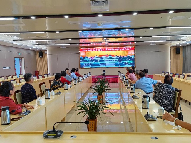 翁源县侨界群众收听收看全市侨联系统.jpg