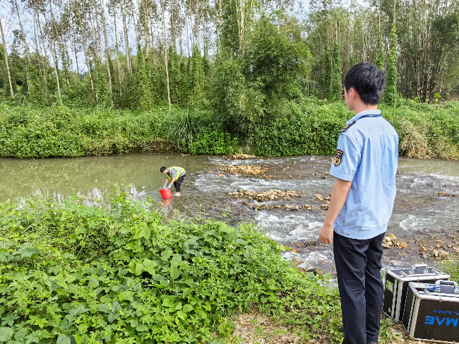 韶关市生态环境局翁源分局配合开展规模化畜禽养殖场执法监测工作.jpg