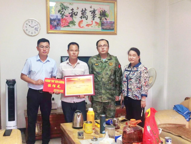 铁龙镇：立功受奖送喜报 拥军优属情意浓.png