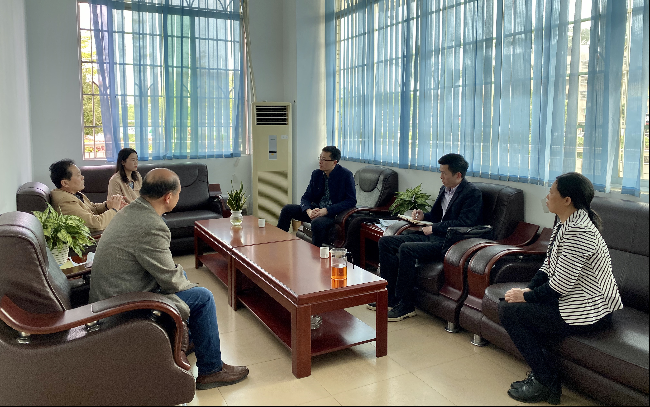 在调研座谈会上,熊亮听取县退役军人事务局局长许会昌就疫情防控,党员