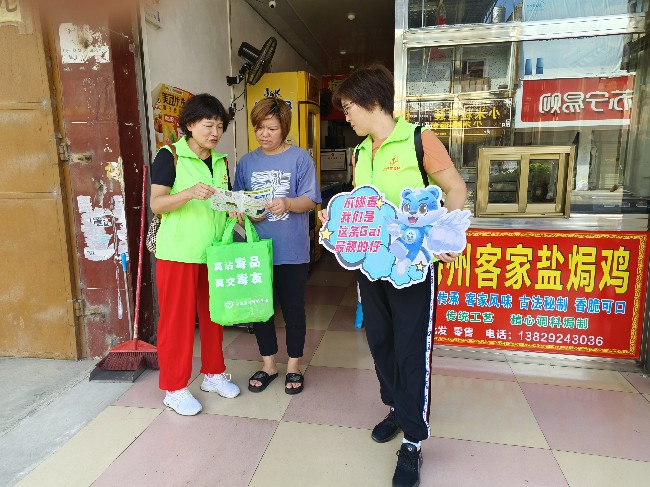 翁源县：禁毒宣传走基层进商铺 毒品知识入民心人安心.jpg