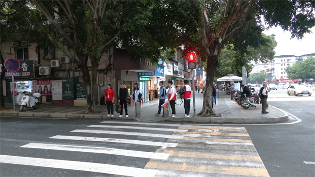 团县委联合县交通运输局开展文明交通志愿服务活动.mp4_20231024_182052.579.jpg