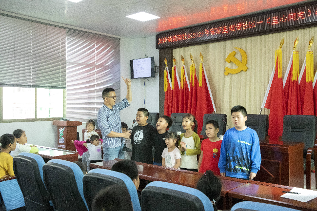 _翁源客家童谣《童心向党》走进龙仙镇城南社区（罗智聪摄）(1).jpg