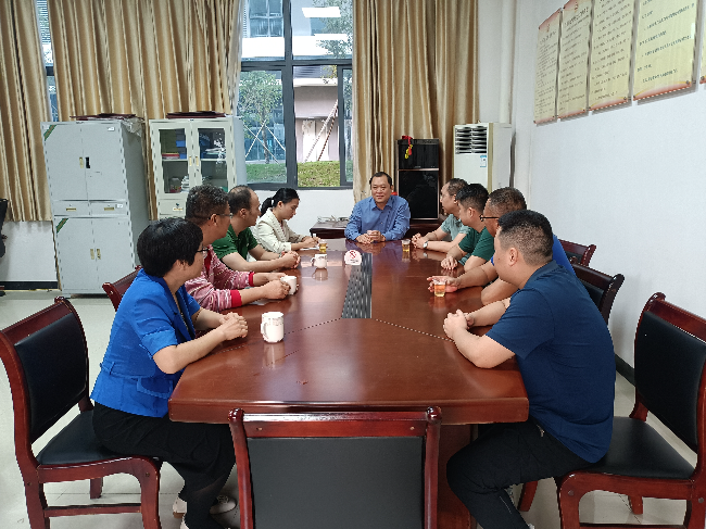 11.2在开发区召开产业工人座谈会.jpg