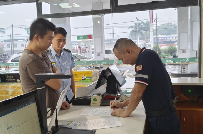 官渡镇开展反走私告知书签署行动.jpg