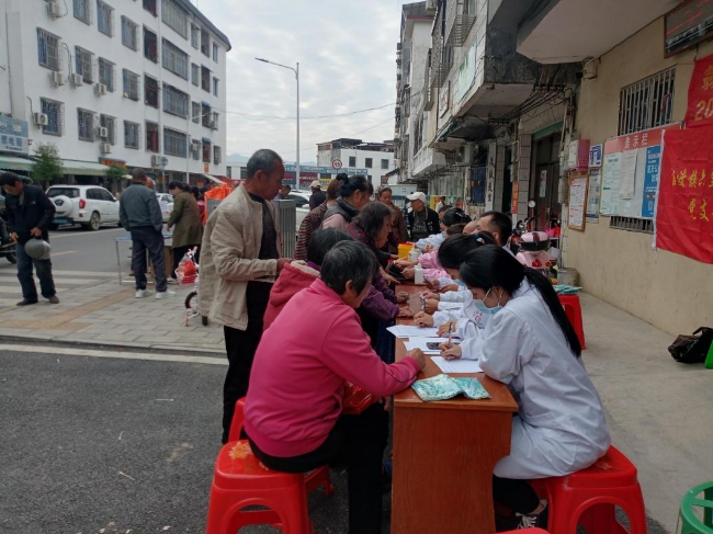 官渡镇六里社区开展健康义诊活动.jpg