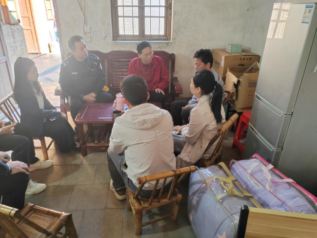 龙仙镇：寒冬送温暖，关爱困境儿童成长.png