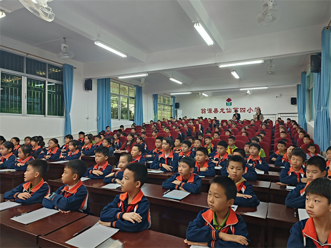 龙仙四小学生在听黄影祥讲邵谒文化，张美娥摄2_(1).jpg