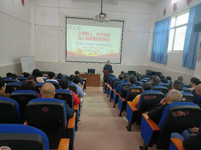 翁源县政协主席钟秋华到龙仙二中讲授思政课.jpg