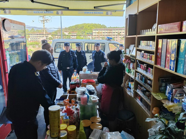 新江镇开展校园周边治安环境.png