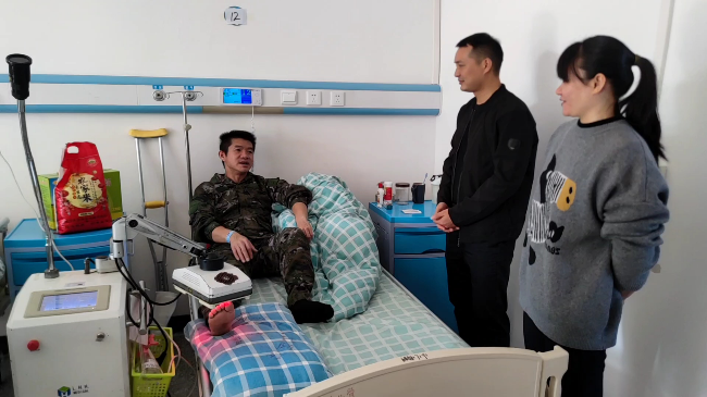 龙仙镇：关心关爱受伤住院的退役军人.png