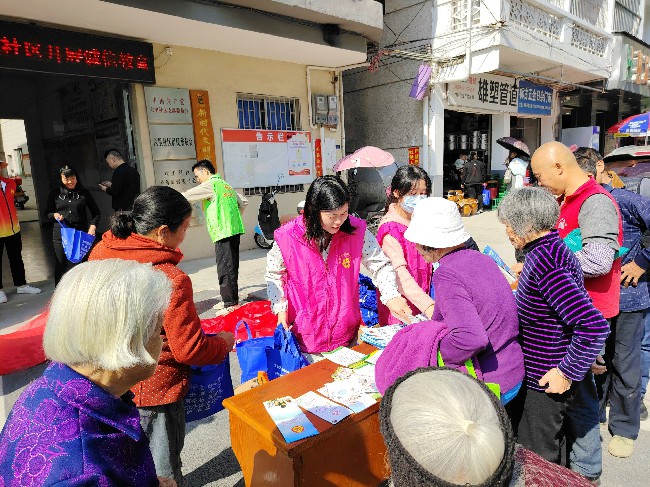 官渡镇妇联反家暴宣传活动走进六里社区~1.jpg