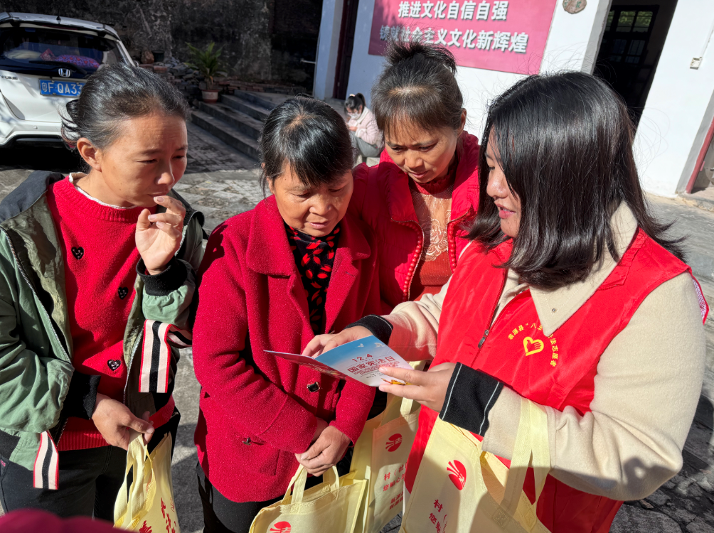 2.”八五“普法讲师朱小燕向村民讲解宪法知识.png