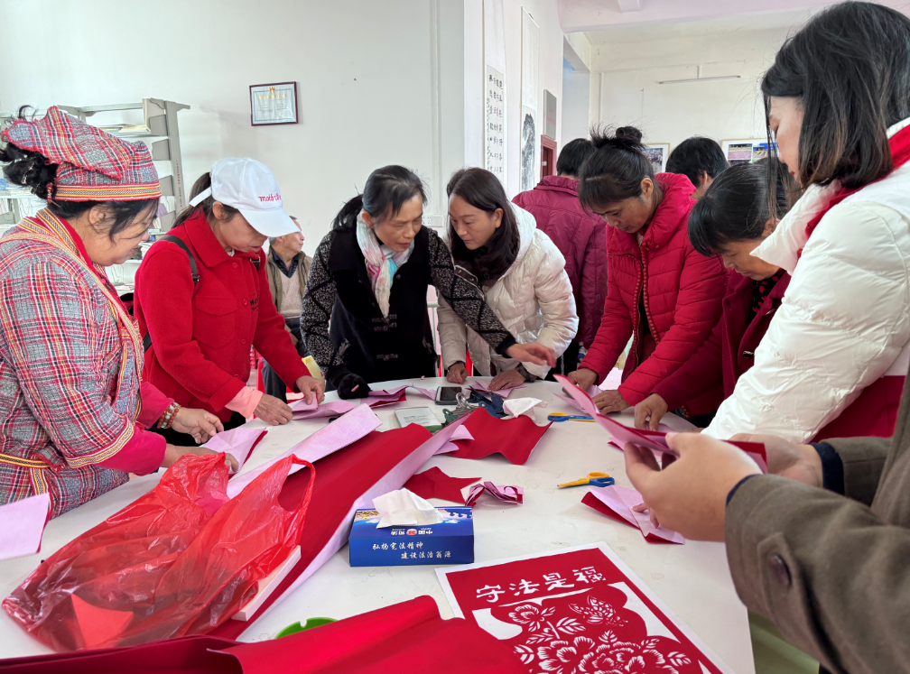 3.剪纸艺术家教村民剪纸.png