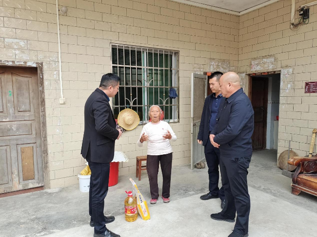 江尾镇开展未成年人关爱走访活动.png