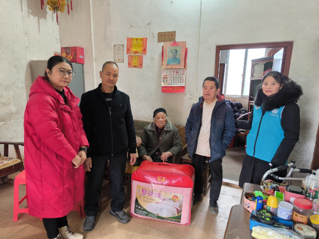 周陂镇妇联开展寒冬送温暖活动.png