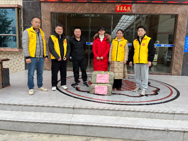翁源县总工会开展送书活动1.jpg