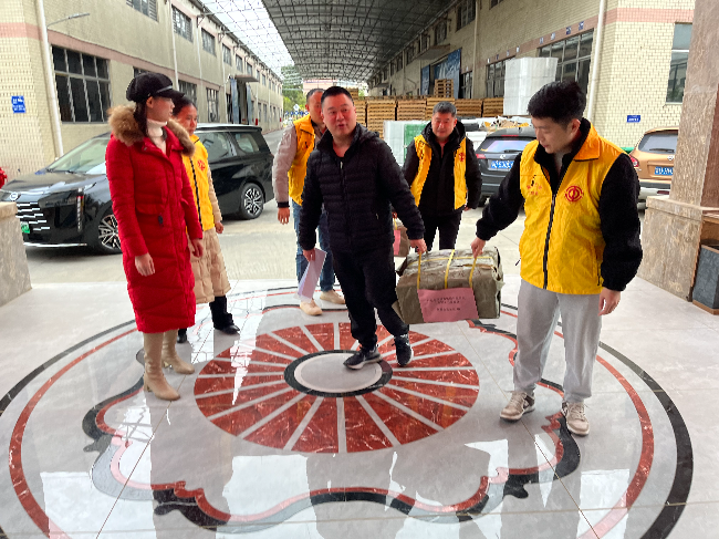 翁源县总工会开展送书活动2.jpg