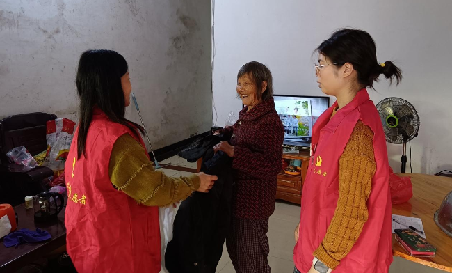 新江镇妇联开展巾帼送温暖行动.png