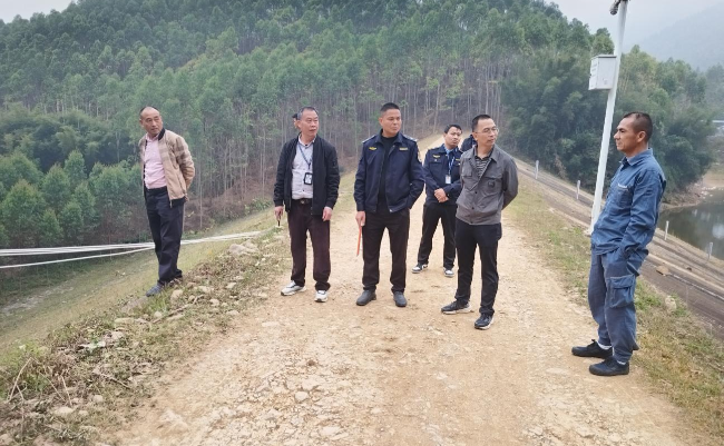江尾镇联合执法对水库违规私拉电线进行执法拆除.png