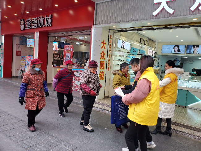 县总工会开展国防教育宣传志愿活动2.jpg
