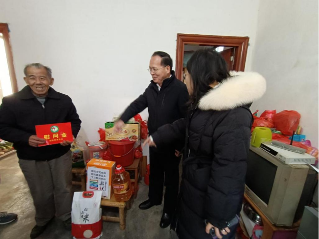 韶关市民政局局长朱增志一行到新江镇调研乡村振兴工作及慰问困难群众2.png