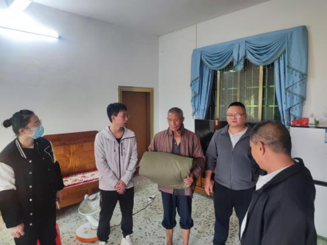 应对低温雨雪冰冻灾害，民政党员干部筑牢“温暖防线”2.png