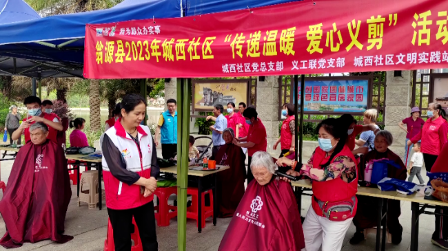 龙仙镇城西社区开展义剪活动.jpg
