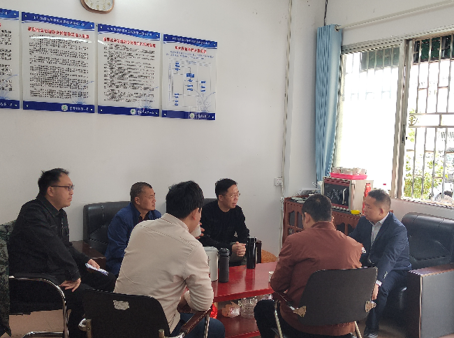 龙仙镇党委书记到综治办开展专案研判.jpg