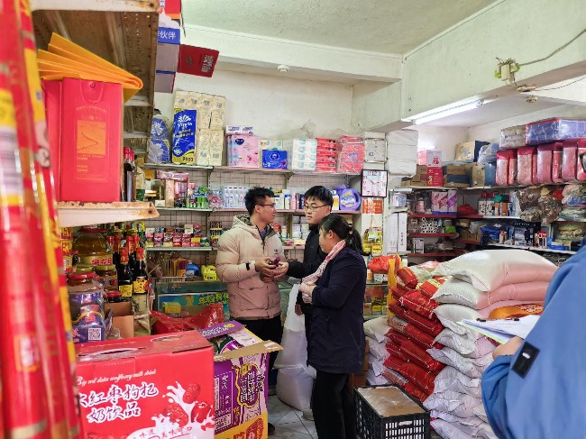 铁龙镇：开展食品安全检查 守护“舌尖”上的安全.jpg