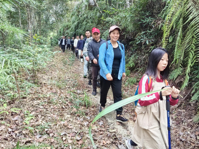 江尾镇机关工会组织开展登山活动.png