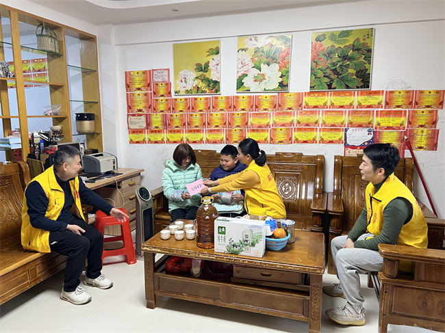 1.30走访慰问送温暖情系未成年人.jpg