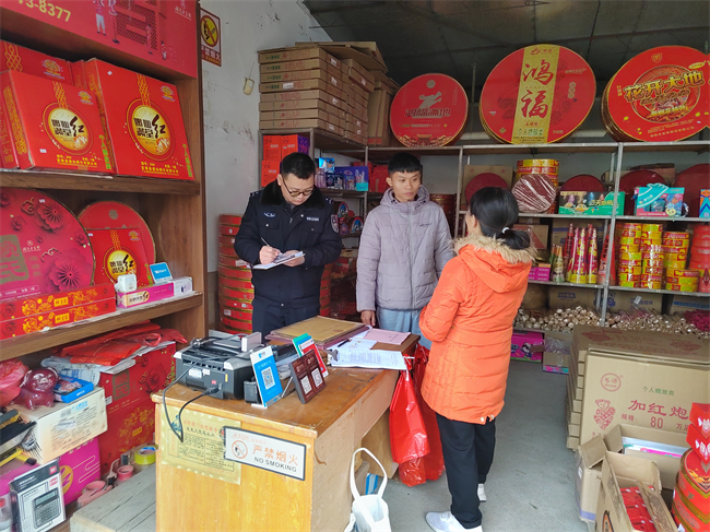 江尾镇开展春节前烟花爆竹联合检查.png
