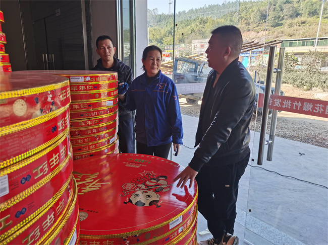 官渡镇开展春节节前烟花爆竹安全专项检查_严守安全“红线”.jpg