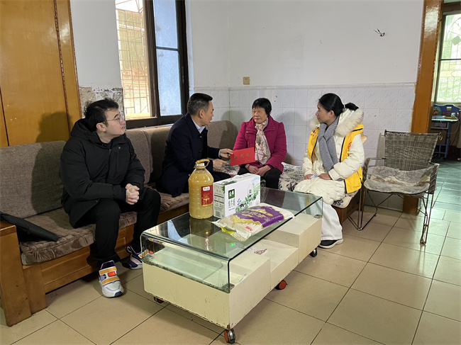 慰问劳动模范(1).jpg