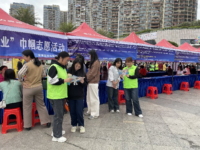翁源县:招聘会上宣禁毒 帮扶宣传两不误.jpg