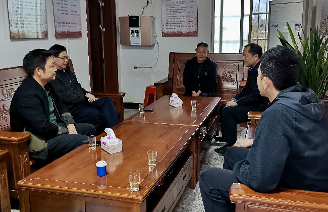 县总工会领导到挂钩村调研“百千万工程”推进情况.jpg