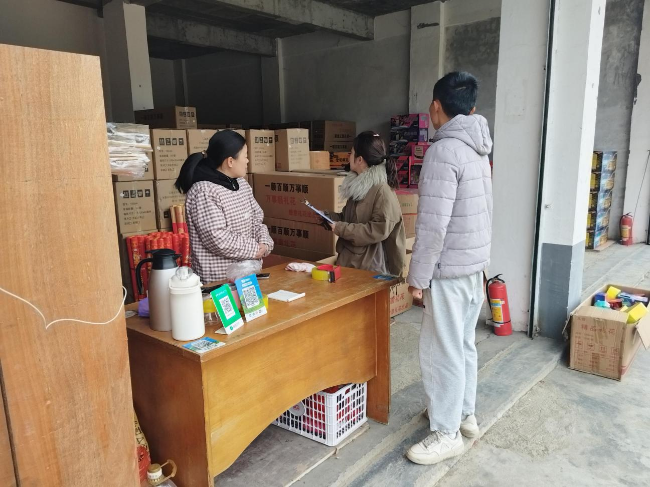 江尾应急办开展烟花爆竹安全检查.png