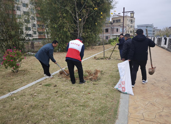周陂镇开展绿美乡村“绿植抚育”活动2.png