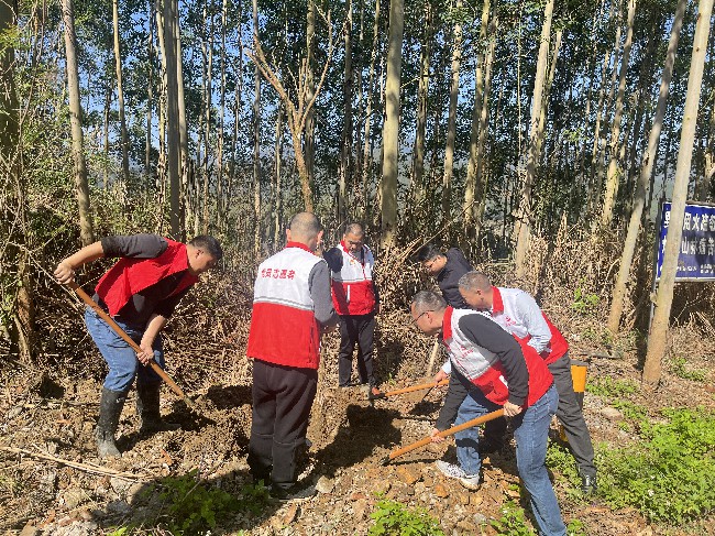 县教育局党支部开展“兰韵翁源 绿美有你”义务植树主题党日活动~1.jpg