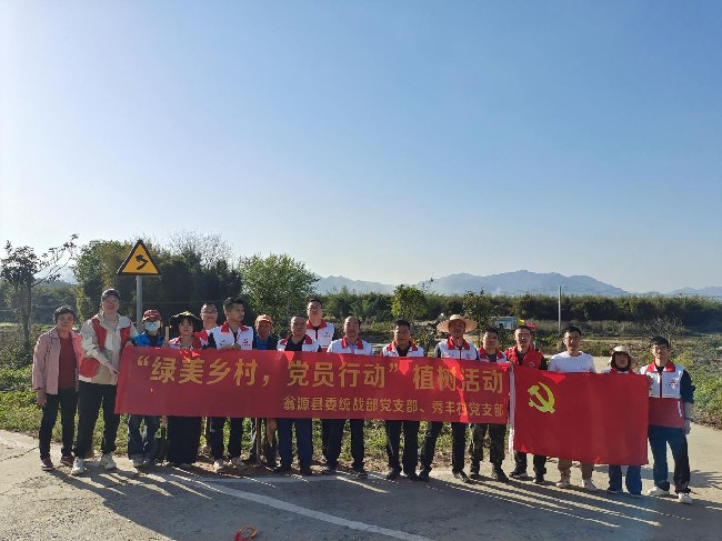 县委统战部到挂钩村开展植树活动为“百千万工程”.jpg