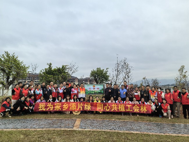 翁源县总工会开展“我为家乡添片绿 同心共植工会林”义务植树活动w~1.jpg