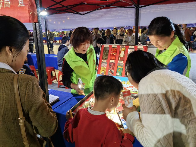 翁源县:借力就业招聘 助推禁毒宣传.jpg