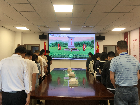 向革命先烈祭拜.jpg